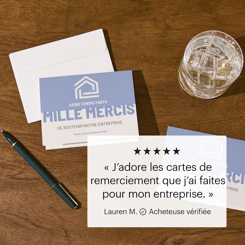 Une carte de remerciement avec un avis de client 5 étoiles affirmant « J’adore les cartes de remerciement que j’ai créées pour mon entreprise ». 