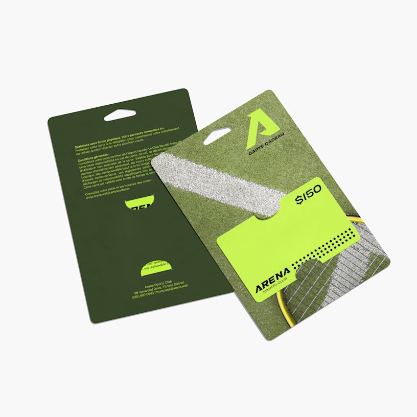 Le recto et le verso d’un porte-cartes-cadeaux à suspendre avec une carte-cadeau d’un club de sport.
