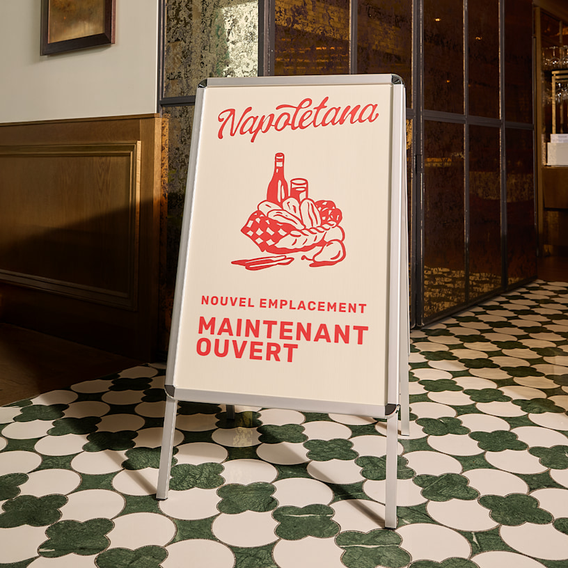 Une enseigne en A en aluminium présentant un restaurant italien.