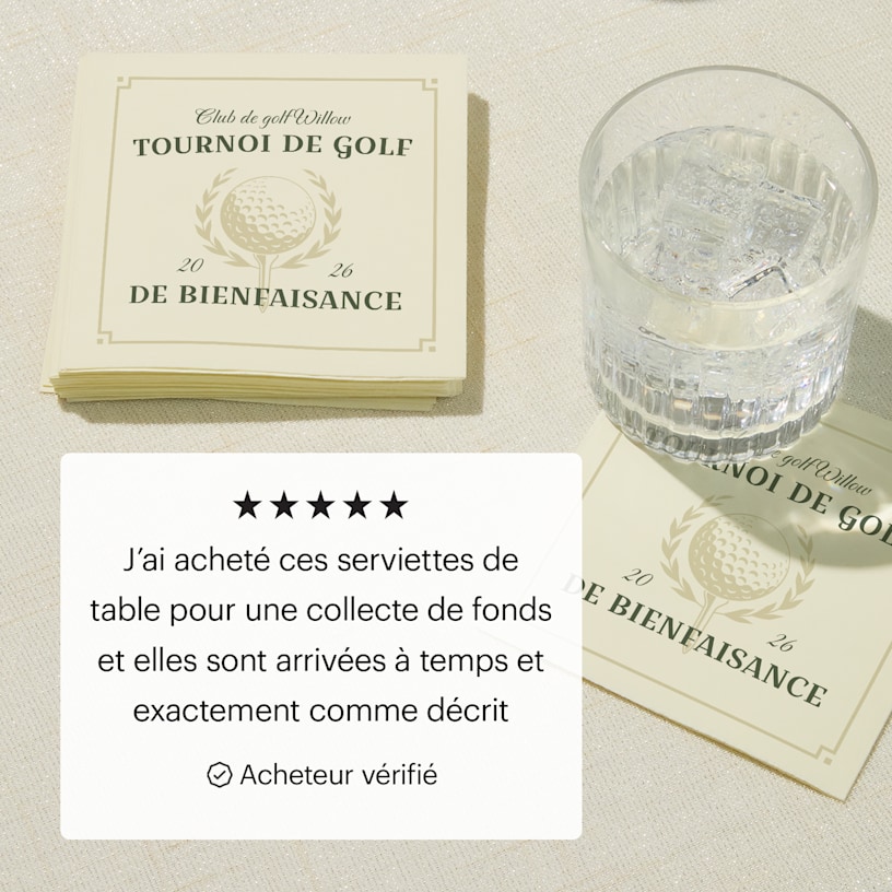 Une pile de serviettes de table personnalisées pour un tournoi de golf caritatif à côté d’un verre d’eau. 