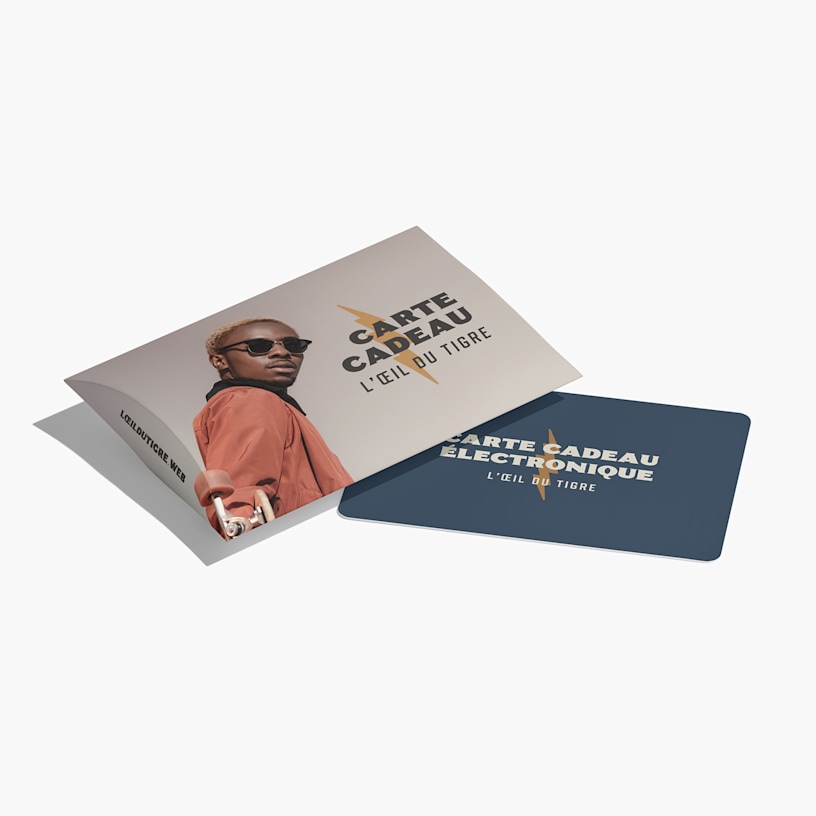 Une boîte pour carte-cadeau de style oreiller et une carte-cadeau faisant la promotion d’une boutique de vêtements.