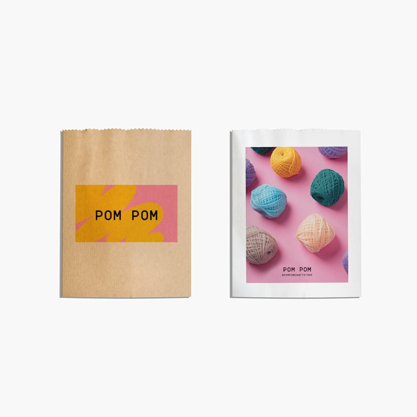 Une pochette en papier blanc et une pochette en papier kraft, présentées côte à côte.