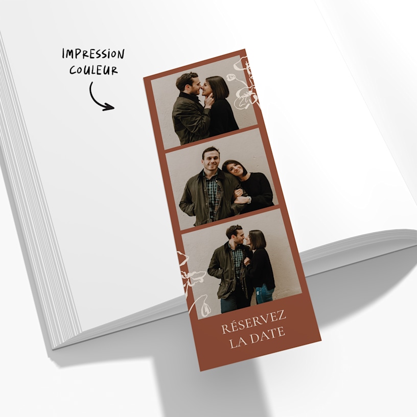 Un signet Réservez la date personnalisé avec les photos d’un couple. 