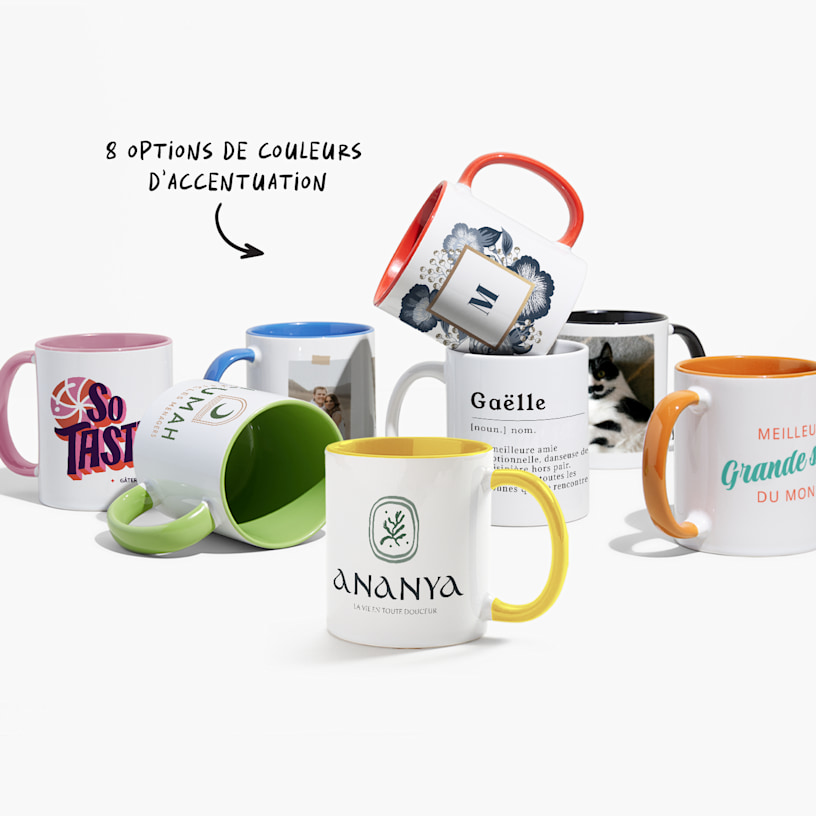 Une collection de sept tasses personnalisées avec des photos et des graphismes, avec une note précisant qu’il y a huit options de couleurs d’accent disponibles. 