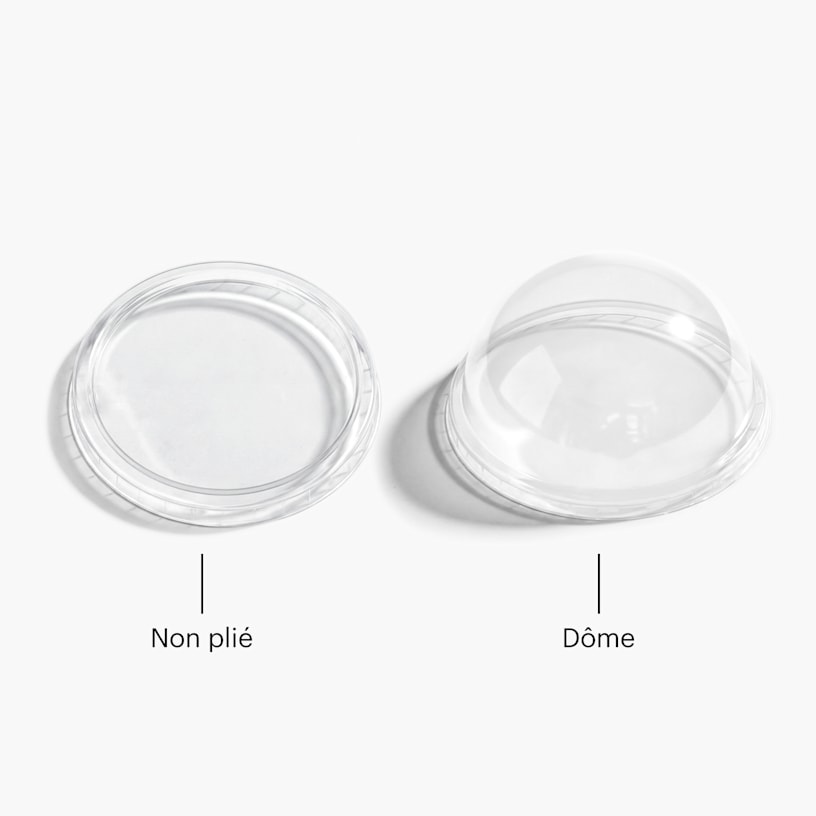 Un couvercle plat en plastique pour pot à crème glacée et un couvercle bombé en plastique pour pot à crème glacée. 