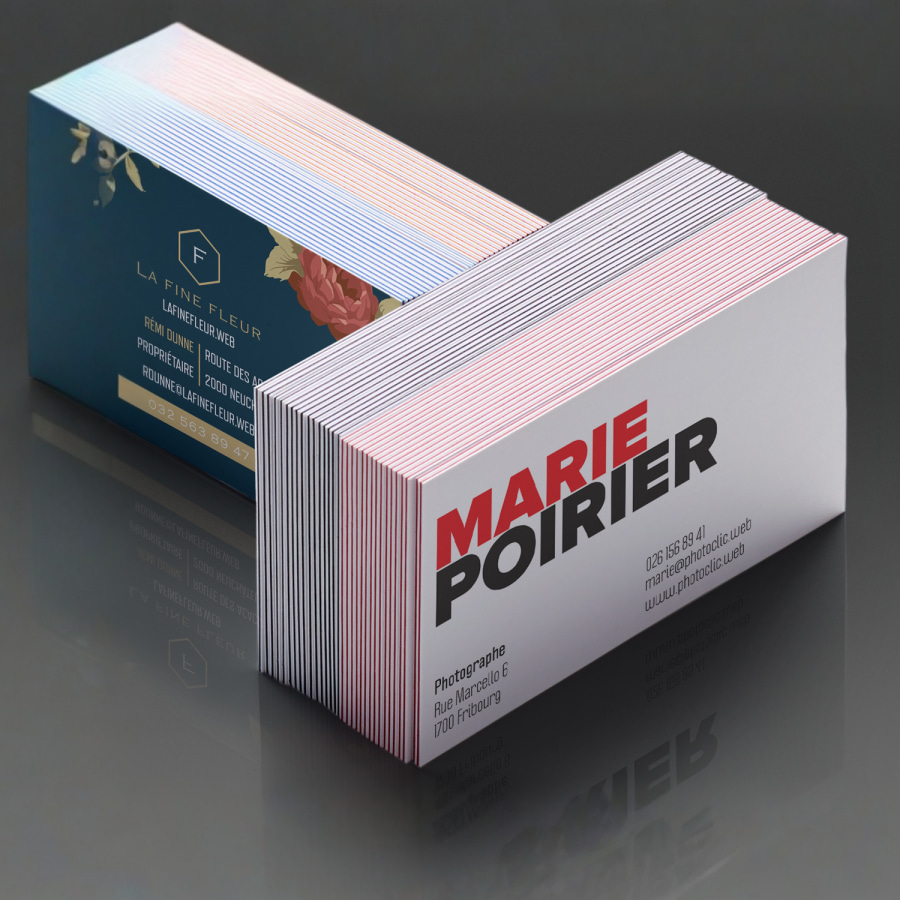 Deux piles de cartes de visite multi-couches pour deux entreprises différentes.
