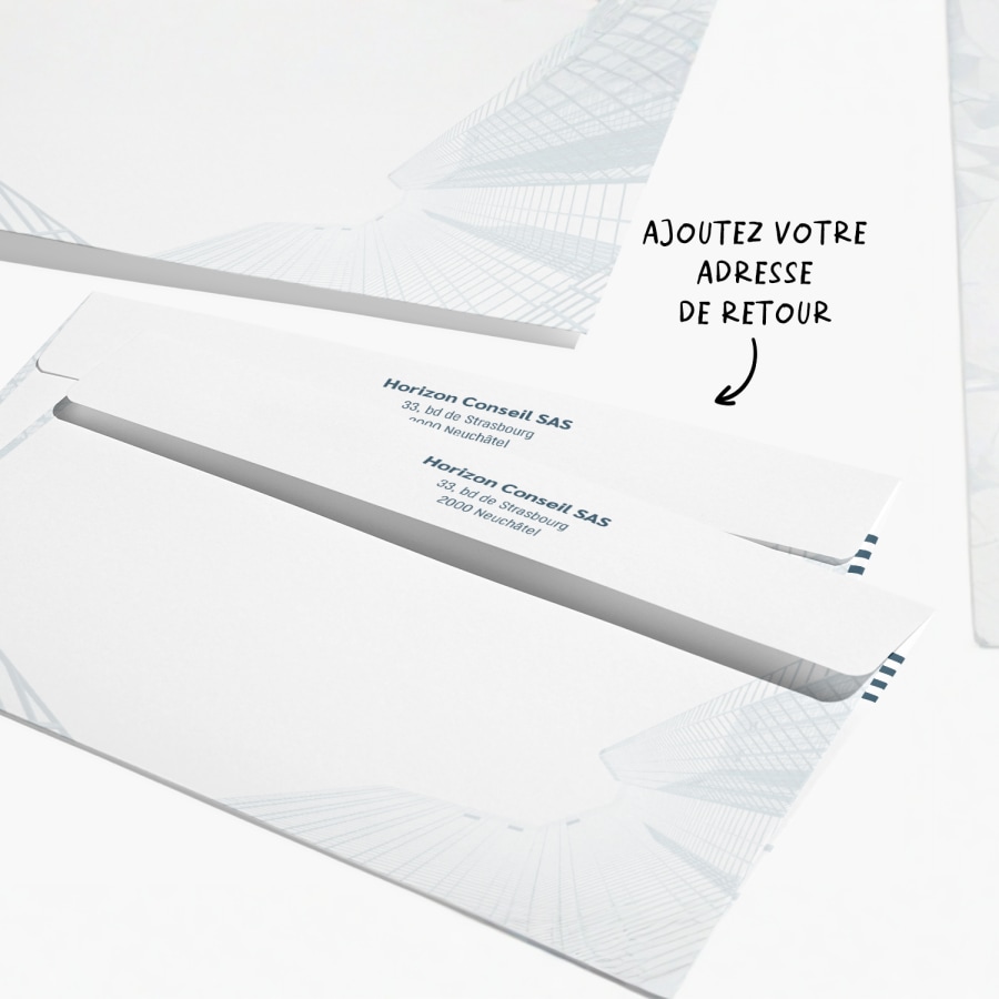 Des enveloppes commerciales dont le rabat est imprimé avec l’adresse d’un groupe de conseil, avec la note « Ajoutez votre adresse de retour ». 