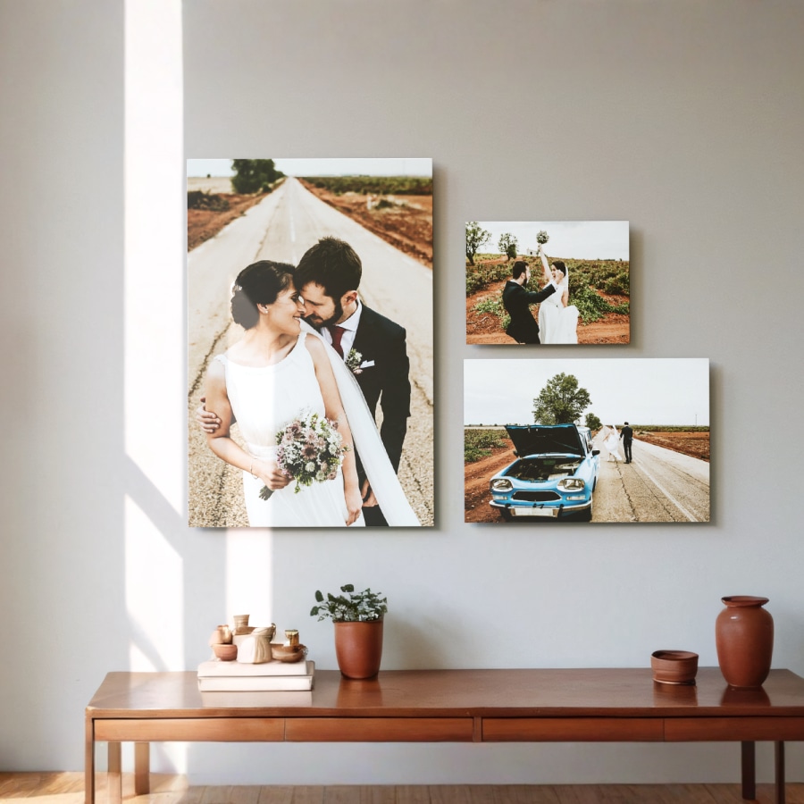 Trois tableaux photo en aluminium de tailles différentes, tous avec des photos de mariage.