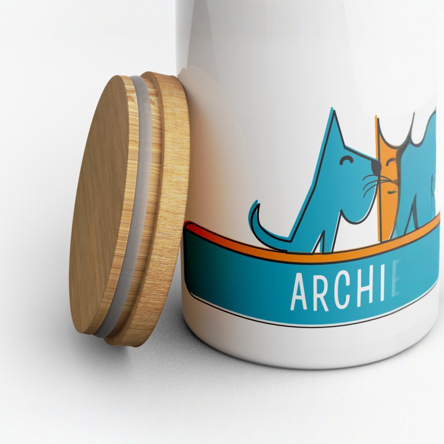 Un bocal à friandises personnalisé pour un chien qui s’appelle Archie, avec un gros plan sur le couvercle en bambou.