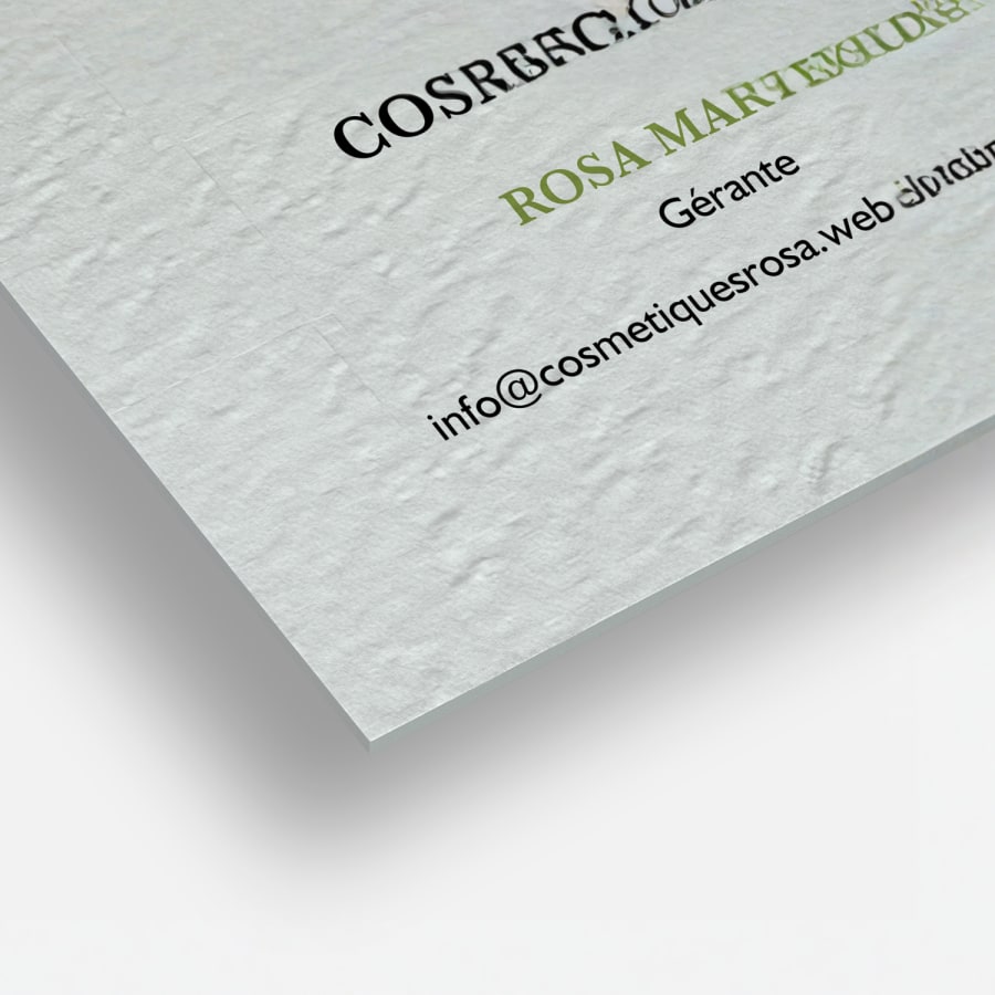 Gros plan sur des cartes de visite papier texturé mettant en valeur leurs coins carrés et le papier texturé ressemblant à une toile.