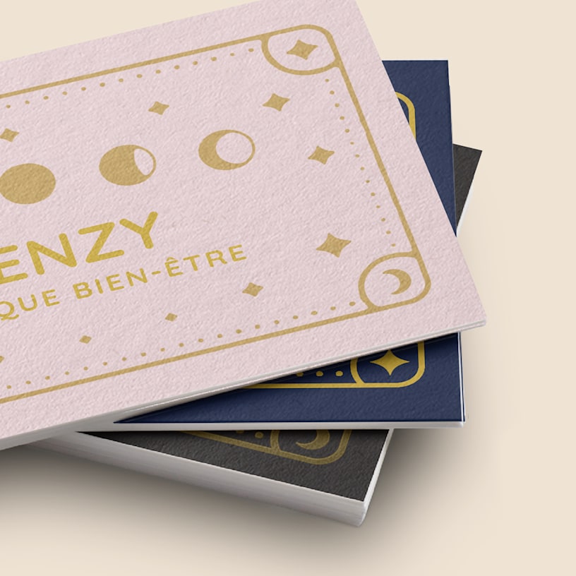 Une pile de cartes de visite à base de chanvre pour une boutique.