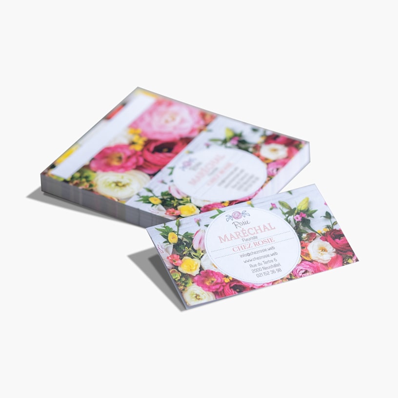 Une pile de cartes de visite pliées pour un fleuriste.