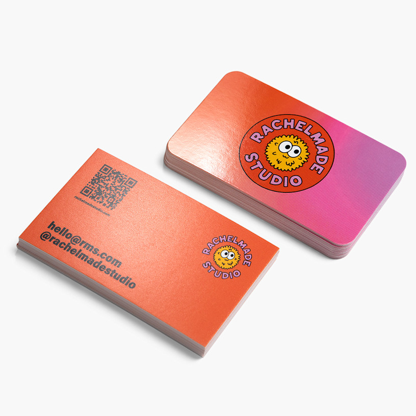 Une pile de cartes de visite avec code QR pour un studio, et une pile de cartes de visite aux coins arrondis pour la même entreprise. 