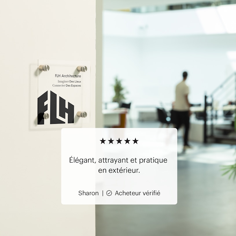 panneau carré en acrylique avec un logo sur la porte en bois d’un bureau