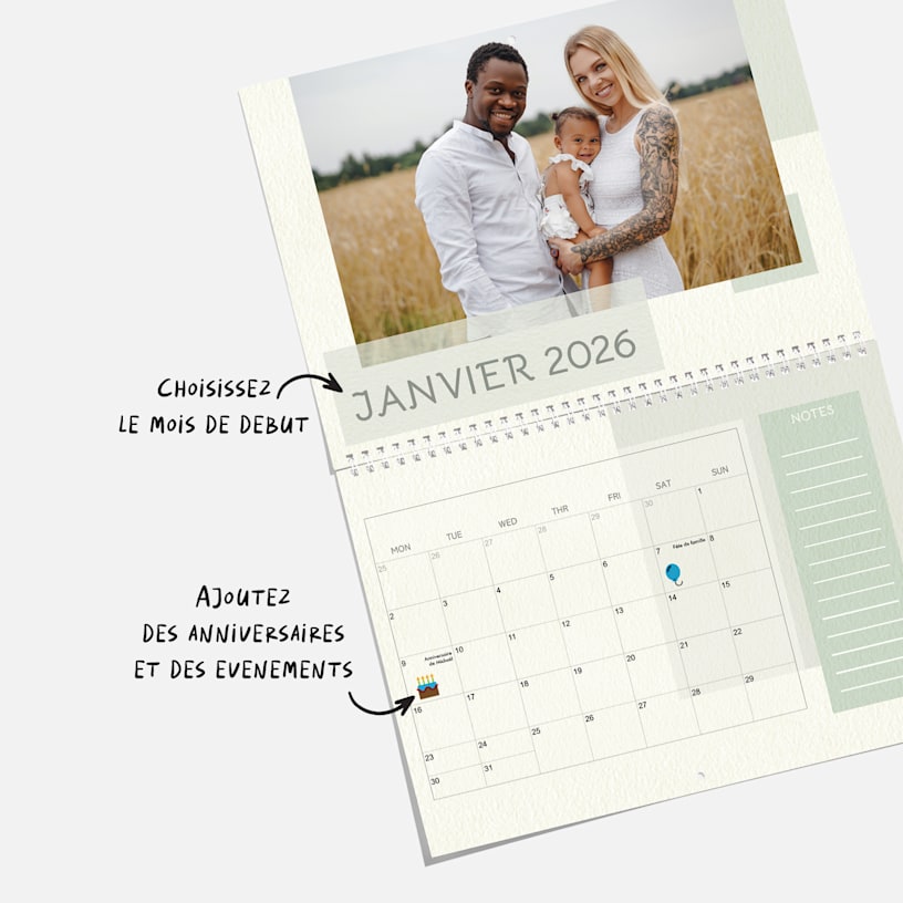 Calendrier mural personnalisé avec présentation mensuelle et une photo de famille. Une note souligne que vous pouvez personnaliser le mois de début de votre calendrier et ajouter des dates spéciales.  