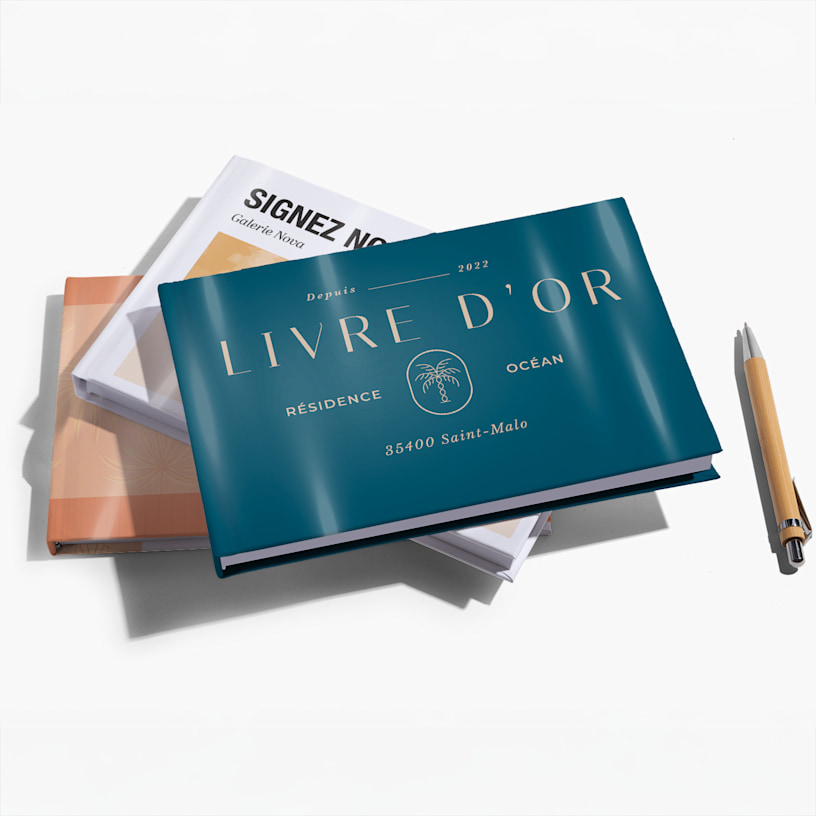 Une pile de livres d’or avec le nom d’un hôtel sur l’une des couvertures et le nom d’une galerie d’art sur l’autre. 