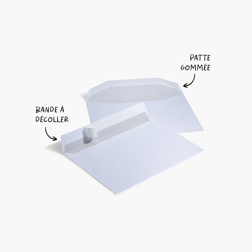 Gros plan sur une enveloppe blanche personnalisée avec une bande adhésive, partiellement décollée, qui montre le système de fermeture.