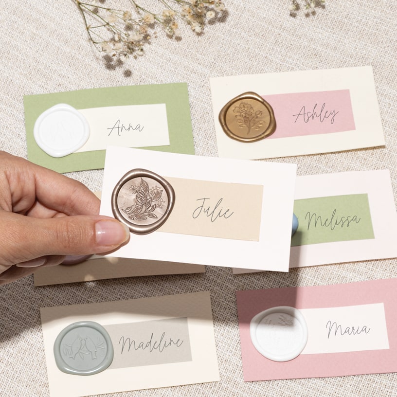 Ensemble de cartes avec nom présentant différents cachets de cire colorée. 