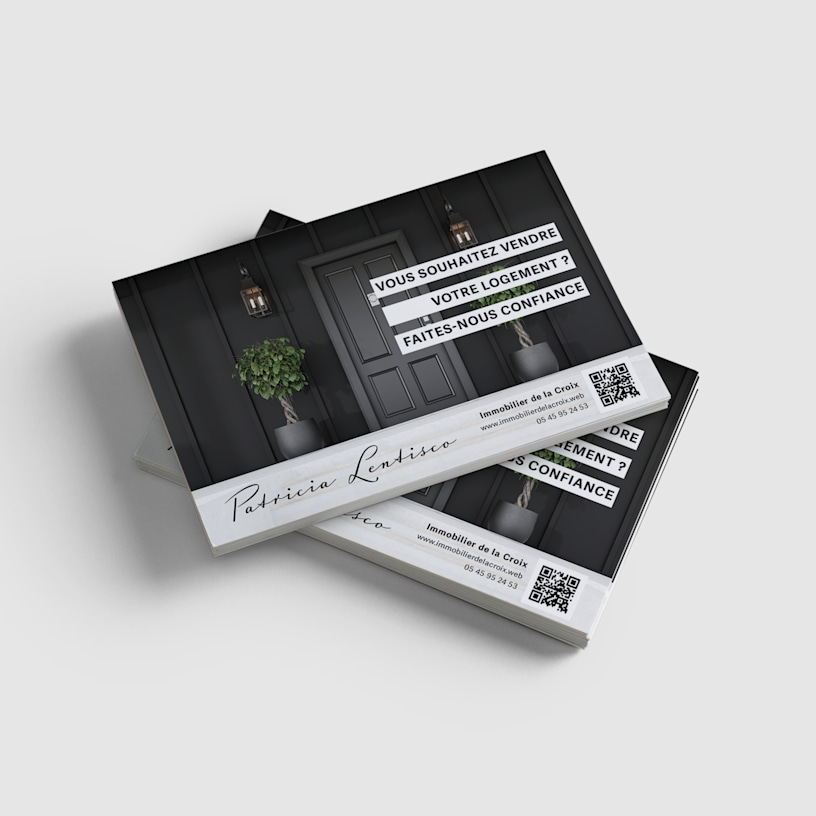 Une pile de cartes postales standard faisant la promotion d’une société immobilière.