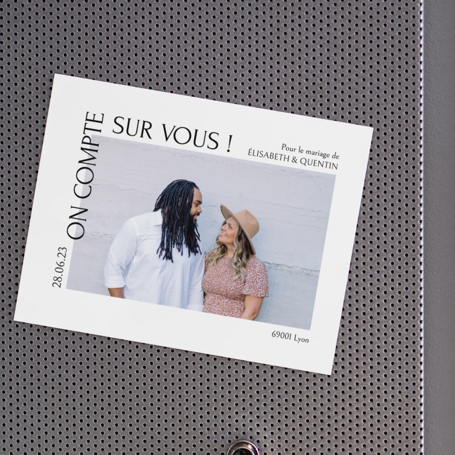 Un save the date aimant avec une photo d’un couple. 