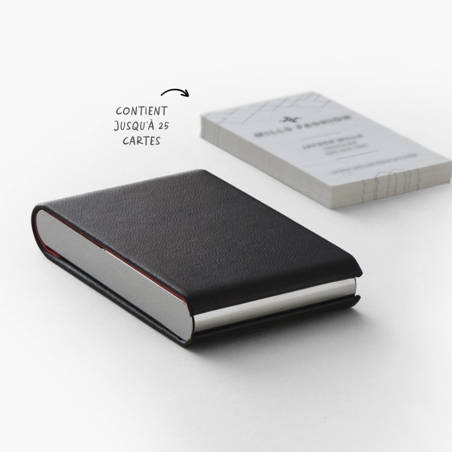 Un porte-cartes de visite vertical en cuir noir à côté d’une pile de 25 cartes de visite, ce qui correspond à sa capacité maximale.