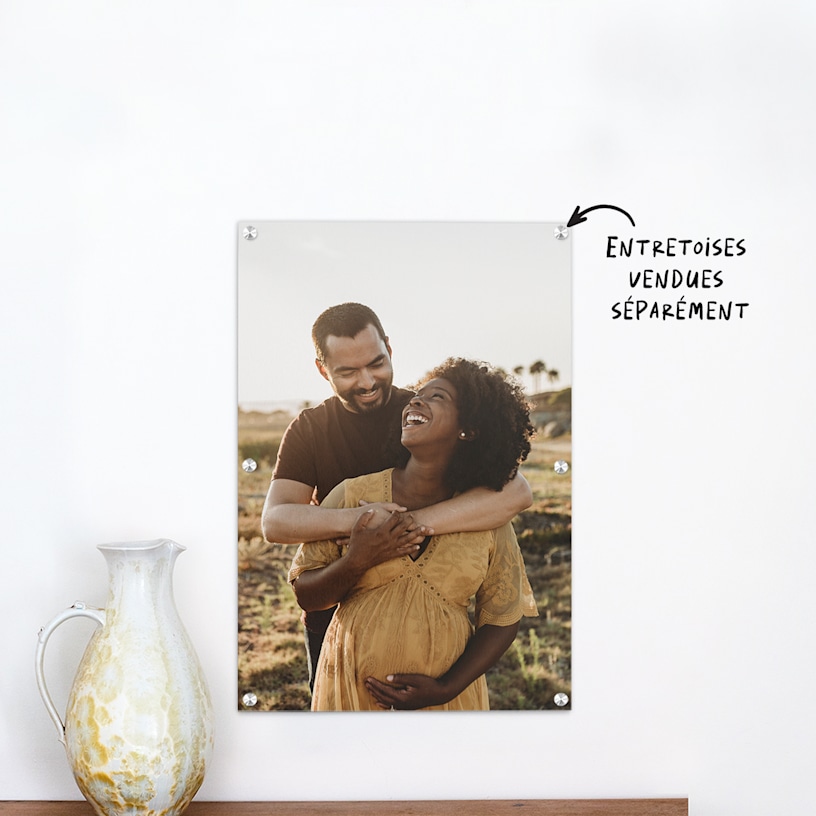 Photo sur plexiglas d’un jeune couple à la maternité. 