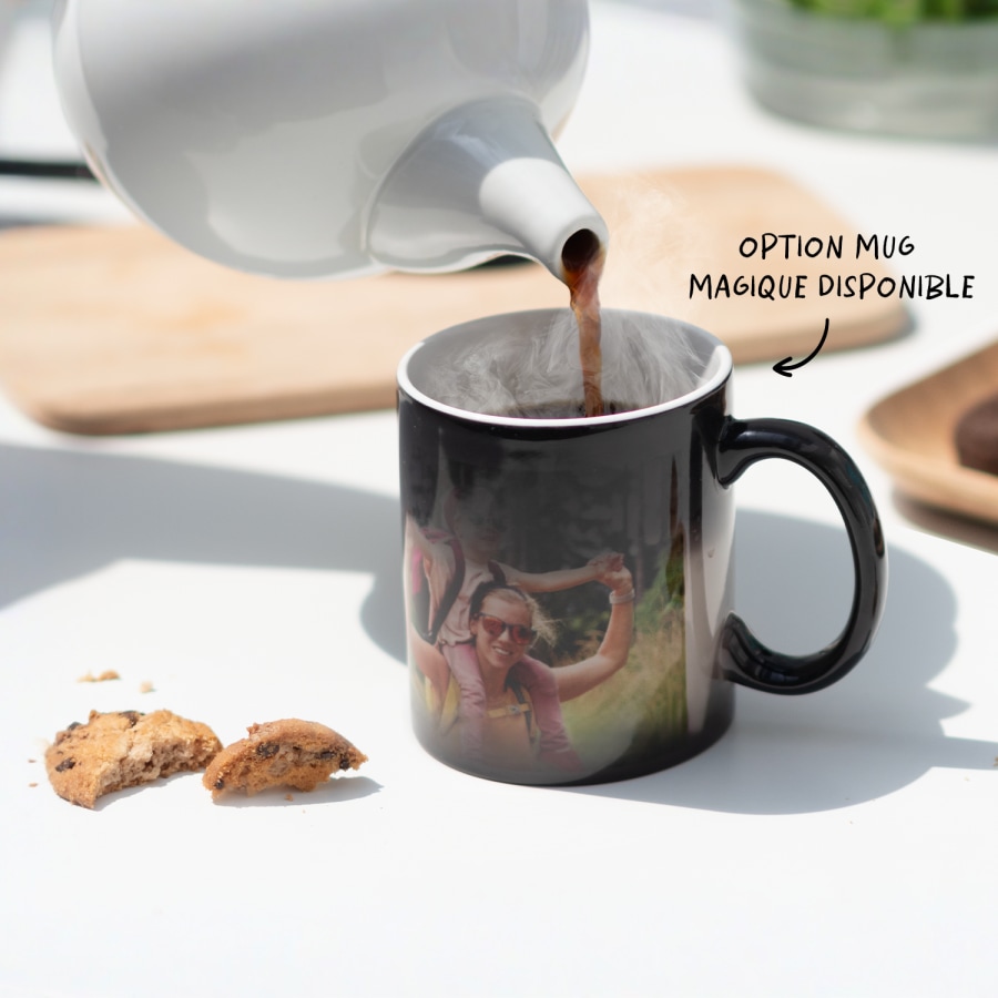 Du café est versé dans un mug magique personnalisé. Une note indique que l’option mug magique est disponible. 
