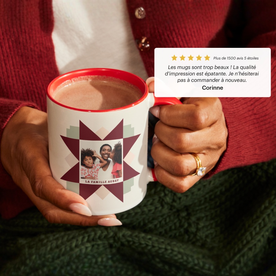 Un mug personnalisé pour une grand-mère et l’avis d’un client : « Les mugs sont adorables et la qualité de l’impression est épatante. Je n’hésiterai pas à commander à nouveau. »