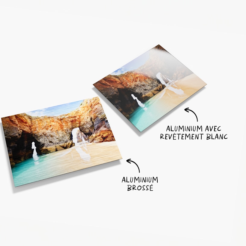 Deux tableaux photo en aluminium illustrant tous les deux des photos de paysage. Il est indiqué qu’il existe deux matériaux au choix : aluminium brossé et aluminium avec revêtement blanc.