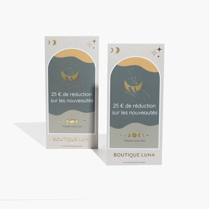 Deux cartons d’information avec effet métallisé doré en relief annonçant des soldes dans une boutique.