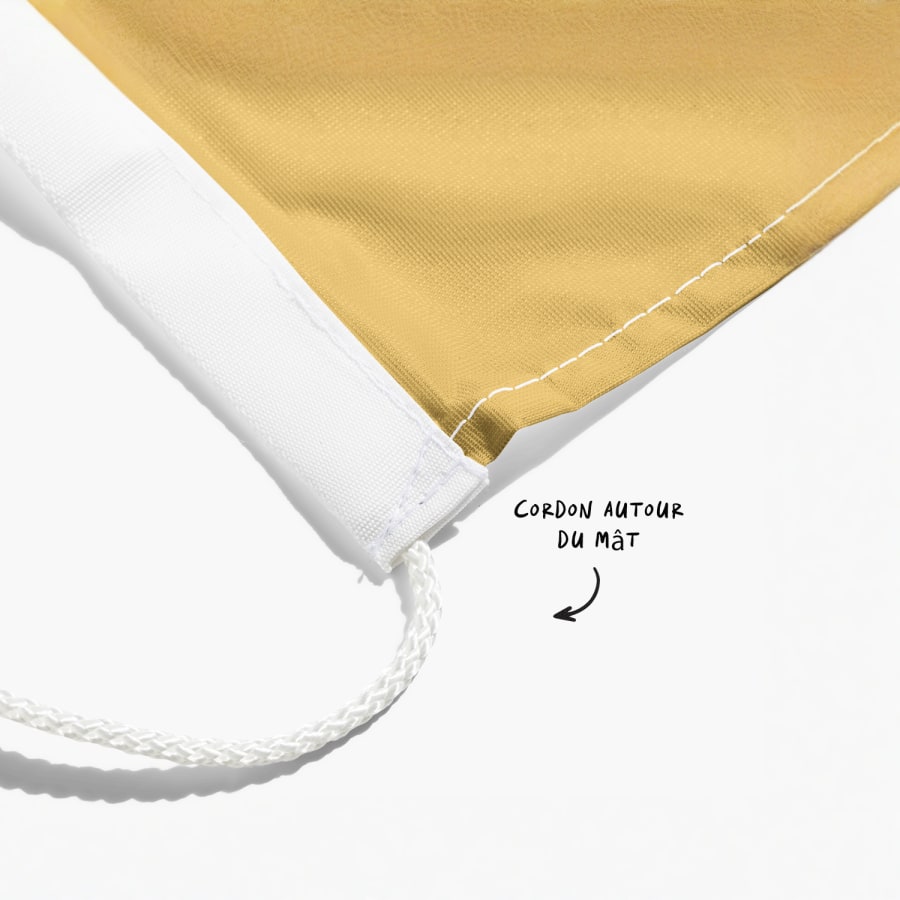 Gros plan sur le cordon inférieur d’un drapeau avec un texte indiquant qu’il faut le nouer autour du mât.