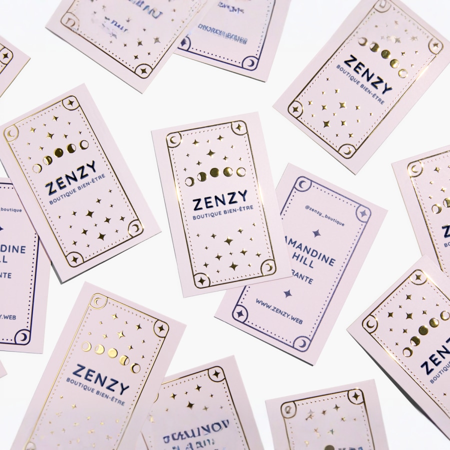 Carte de visite effet métallisé en relief d’une boutique.