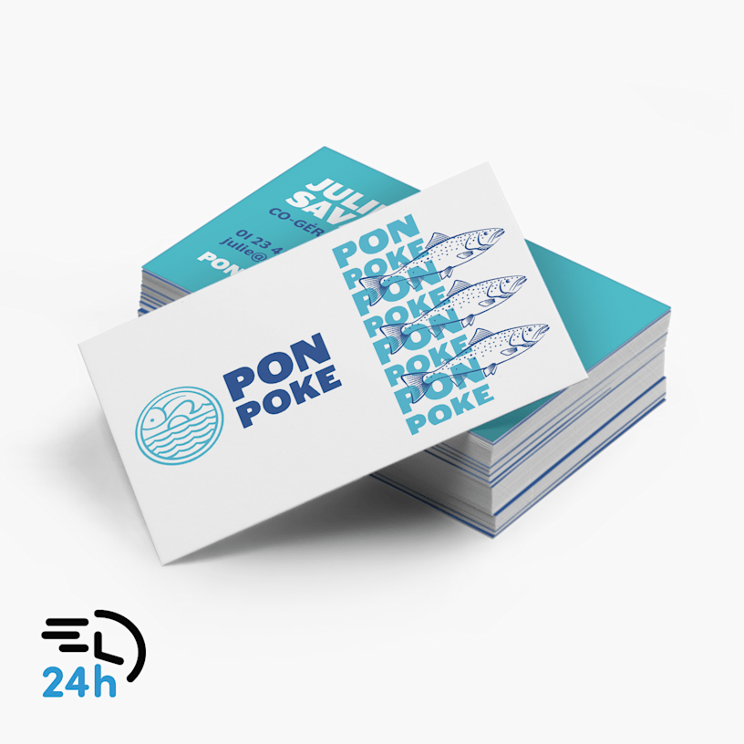 Une pile de cartes de visite express 24h pour un restaurant de poké, à côté d’une icône « 24h » qui suggère une expédition rapide.