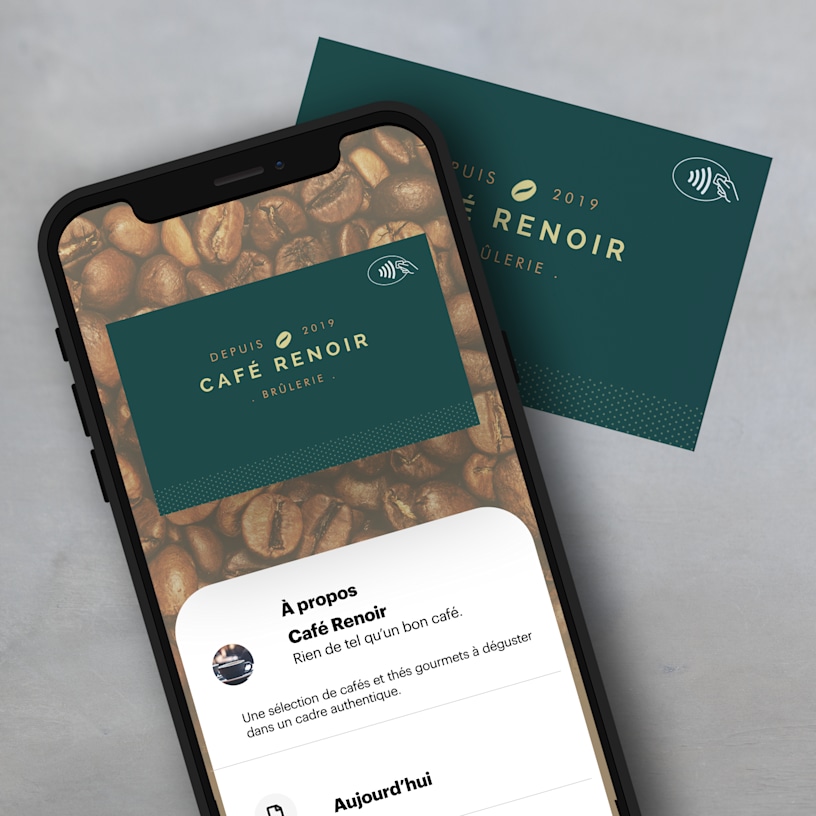 Une carte de visite avec code QR pour un café, présentée en version papier et numérique sur un smartphone.
