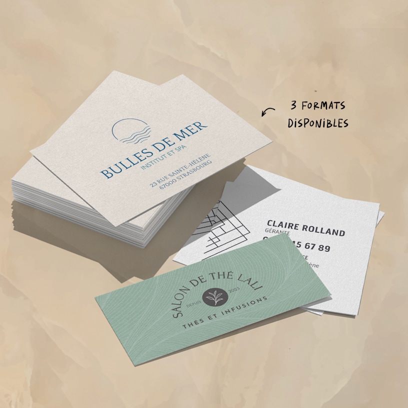 Une pile de cartes de visite mates avec une note précisant qu’elles sont disponibles en trois formats.