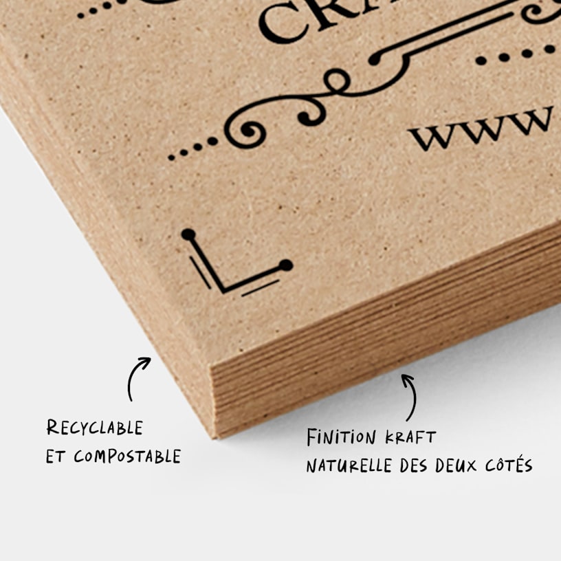 Une pile de cartes de visite en papier kraft avec des notes sur le côté indiquant qu’elles sont recyclables, compostables et possèdent une finition kraft naturelle des deux côtés.