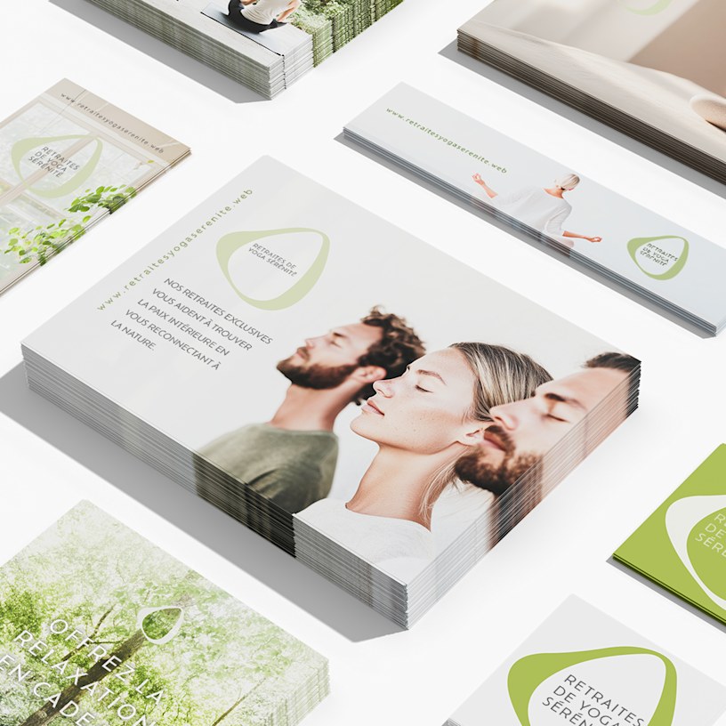 Des cartes personnalisées aux formes et formats variés, placées côte à côte, pour une retraite de yoga.