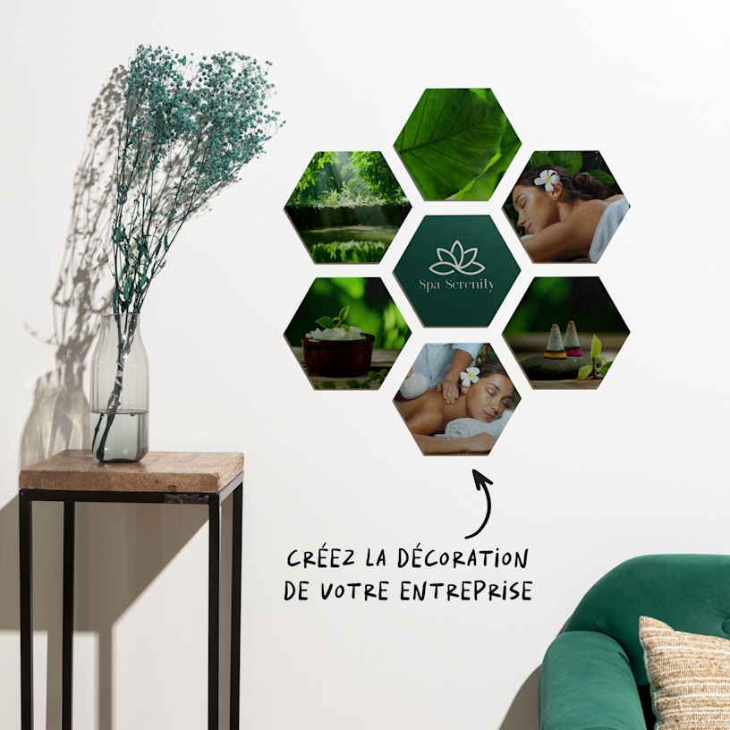 Ensemble de plaques photo accrochées à un mur et représentant une femme recevant un massage du dos et le logo d’un spa. 