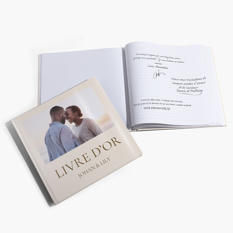 Deux livres d’or pour un mariage. Le premier est personnalisé avec la photo d’un couple sur la couverture et le second est ouvert sur une page où les invités ont laissé des messages. 