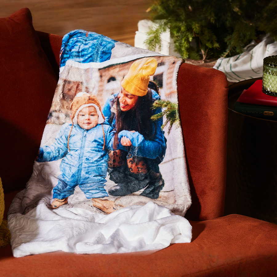 Una coperta personalizzata raffigurante madre e figlio che giocano con la neve.