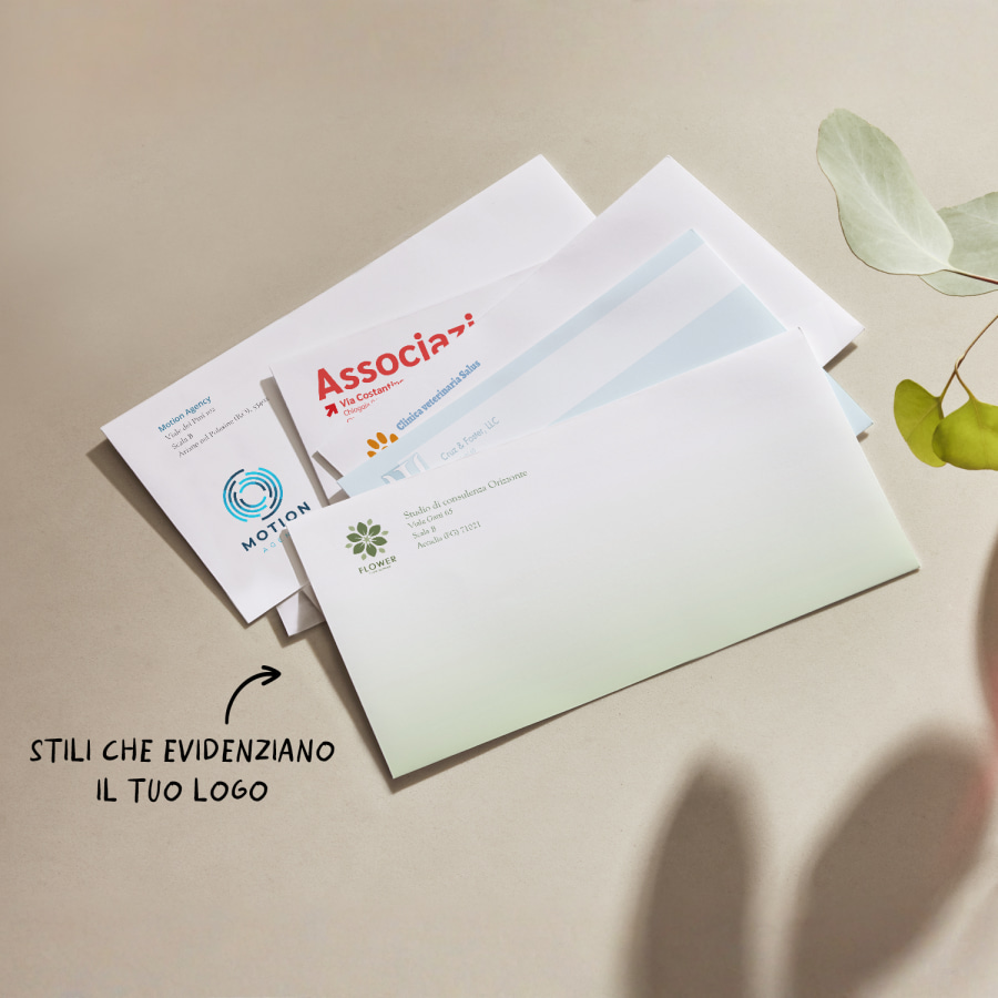 Un gruppo di buste DL personalizzate per diverse imprese, con una nota che informa che sono disponibili stili in grado di mettere in evidenza i loghi.
