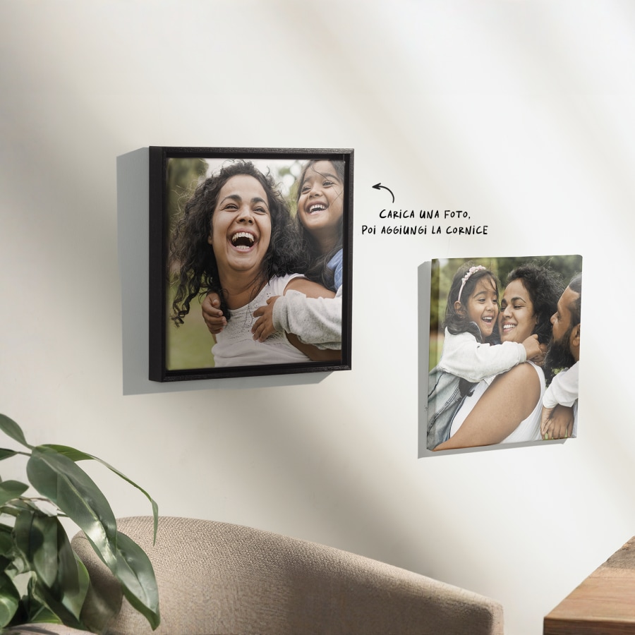 Due tele personalizzate esposte su una parete e raffiguranti delle foto di famiglia. Su una nota c’è scritto che è possibile caricare una propria foto e poi aggiungere una cornice alla tela. 