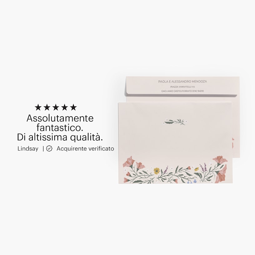 Il fronte e il retro di una busta con design floreale su cui sono stampati l’indirizzo del destinatario e l’indirizzo di ritorno al mittente, con la recensione di una cliente: “Un articolo eccezionale e di qualità.” 