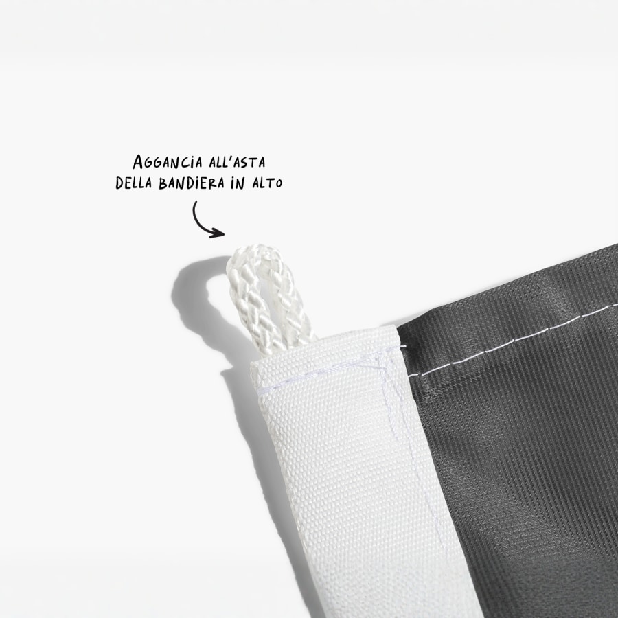 Primo piano del passante situato sulla parte superiore di una bandiera. In una nota c’è scritto che va fissato all’asta della bandiera.