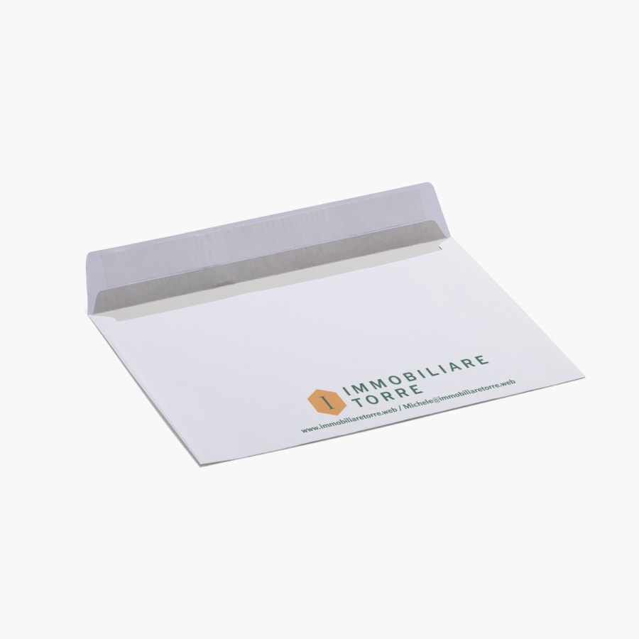 Una busta da lettera aziendale aperta con il logo dell’impresa e l’indirizzo del sito web stampati sul retro.