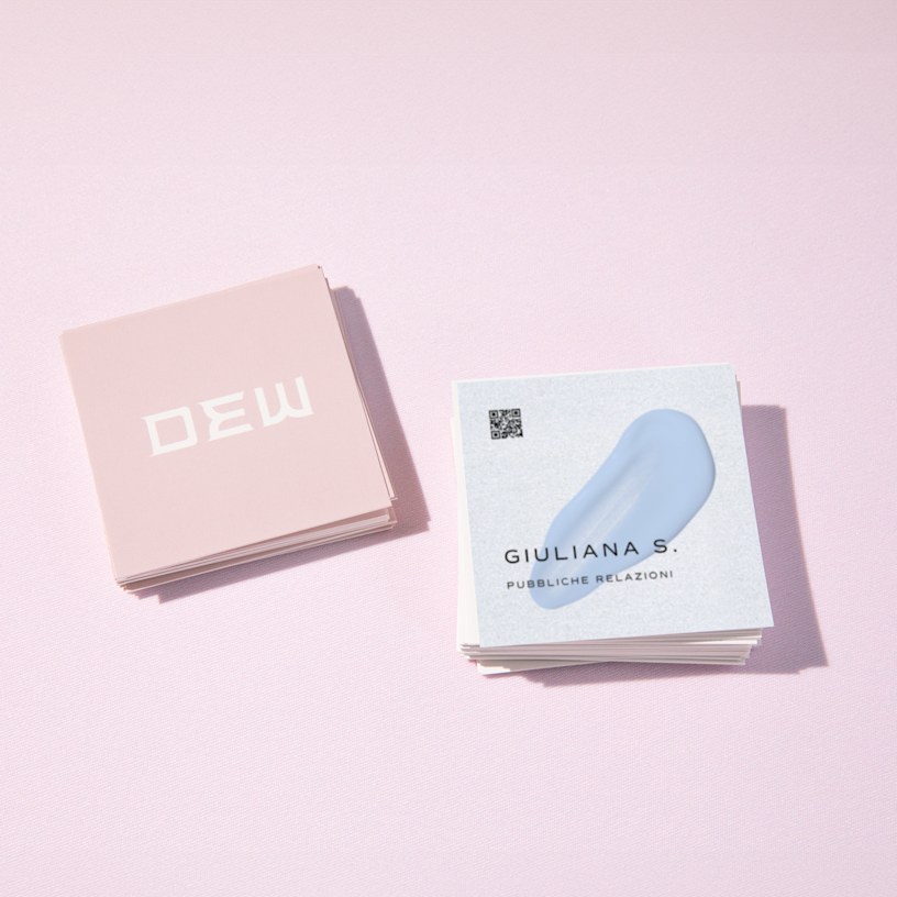 Dei biglietti da visita di forma quadrata per una consulente di pubbliche relazioni, visti dal lato anteriore e posteriore.