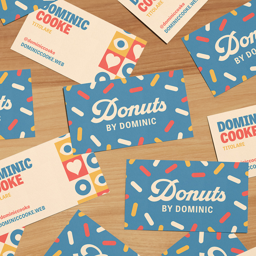 Design del lato anteriore e posteriore di diversi biglietti da visita in carta opaca riciclata per un negozio di dolci.