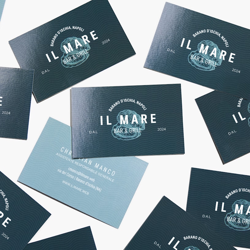 Dei biglietti da visita in carta lucida per un ristorante, visti dal lato anteriore e posteriore.