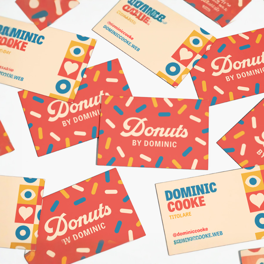 Design del lato anteriore e posteriore di diversi biglietti da visita multistrato per un negozio di dolci.