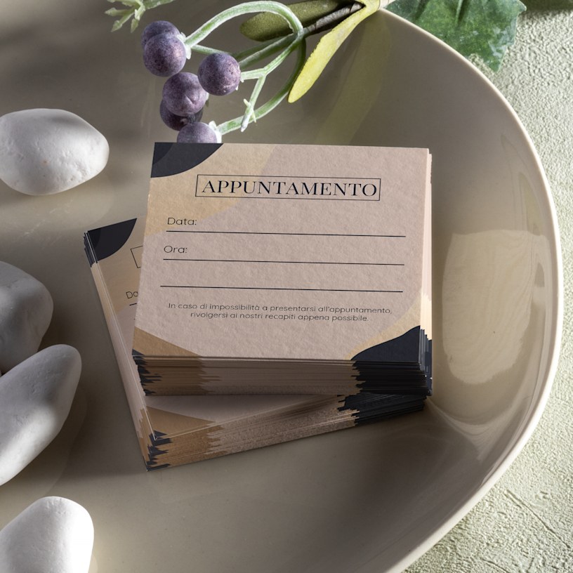 Un biglietto per appuntamenti in formato quadrato e in bambù di una spa.